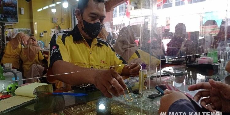 FOTO : DEVIANA/MATAKALTENG - Suasana jual beli emas di Toko Emas Mitra Baru di Pusat Perbelanjaan Mentaya, Sabtu 27 Agustus 2022. 
