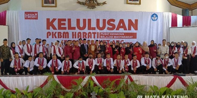 FOTO: PKBM Harati/MATAKALTENG - Peserta didik PKBM Harati usai melakukan proses kelulusan, Minggu 28 Agustus 2022.