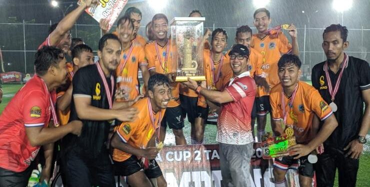 FOTO : AGUS/MATA KALTENG - SMHG Lamongan FC saat merayakan kemenangan pada turnamen bergengsi Wengga Cup II 2022, Minggu 28 Agustus 2022 malam.