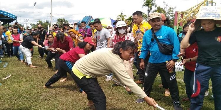 FOTO : SID/MATA KALTENG - Para ASN mengikuti perlombaan tarik tambang, di Lapangan Isen Mulang Kuala Kurun, Kamis, 18 Agustus 2022.