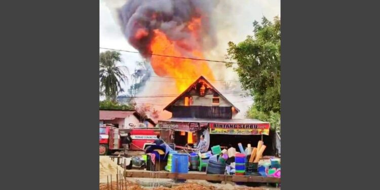 FOTO : DAMKAR TEWAH/MATA KALTENG - Kobaran api yang menghanguskan rumah milik Agus Rasad, di Jalan Nyai Balau, Kelurahan Tewah, Kecamatan Tewah, Sabtu 6 Agustus 2022 kemarin.