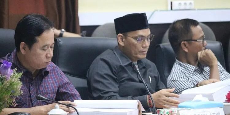 FOTO: IST/MATA KALTENG: Ketua Komisi A DPRD Seruyan, Bejo Riyanto (pojok kiri) saat mengikuti rapat di kantor DPRD setempat beberapa waktu lalu.