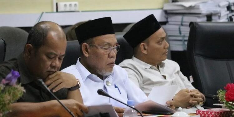 FOTO: IST/MATA KALTENG: Anggota DPRD Seruyan, Argiansyah (tengah) saat mengikuti rapat di kantor DPRD Seruyan beberapa waktu lalu.