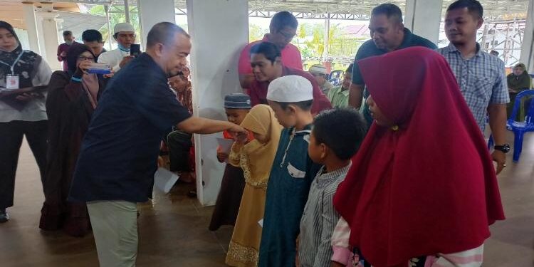 FOTO: ALDI SETIAWAN/MATA KALTENG: Bupati Seruyan, Yulhaidir menyerahkan secara simbolis bantuan dari donatur untuk sejumlah anak yatim piatu dan dhuafa di wilayah setempat beberapa waktu lalu.