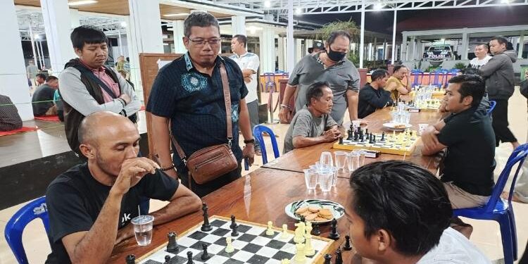 FOTO: IST/MATA KALTENG: Sejumlah masyarakat saat mengikuti turnamen catur di pendopo Rujab Bupati Seruyan baru-baru ini.