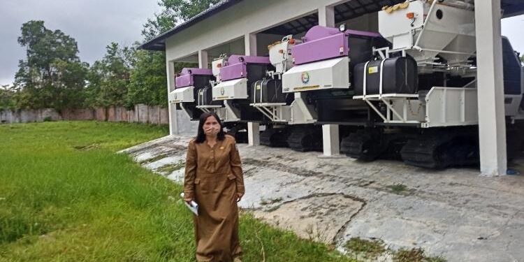 FOTO: ALDI SETIAWAN/MATA KALTENG: Tiga buah mesin panen padi combine yang ada di DKPP Seruyan.