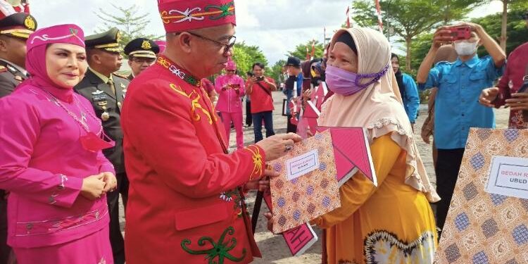 FOTO: ALDI SETIAWAN/MATA KALTENG: Bupati Seruyan, Yulhaidir saat menyerahkan secara simbolis bantuan bedah rumah kepada masyarakat beberapa waktu lalu.