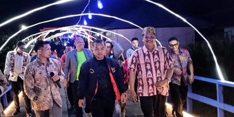 FOTO: IST/MATA KALTENG: Ketua DPRD Seruyan, Zuli Eko Prasetyo (tengah) saat menghadiri pelaunchingan Angkringan Batang Banyu di Desa Sungai Undang, Kecamatan Seruyan Hilir baru-baru ini.