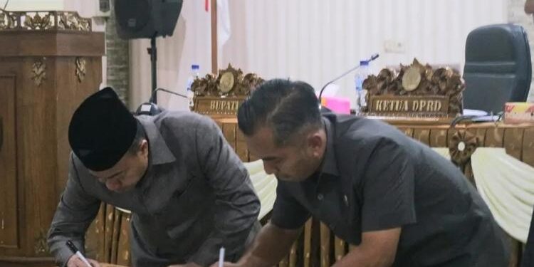 FOTO: IST/MATA KALTENG: Ketua DPRD Seruyan, Zuli Eko Prasetyo (kanan) dan Bupati Seruyan, Yulhaidir (kiri) saat menandatangani nota kesepakatan KUA PPAS APBD 2023 dalam rapat paripurna di aula Kantor BKAD Seruyan, Rabu 31 Agustus 2022.