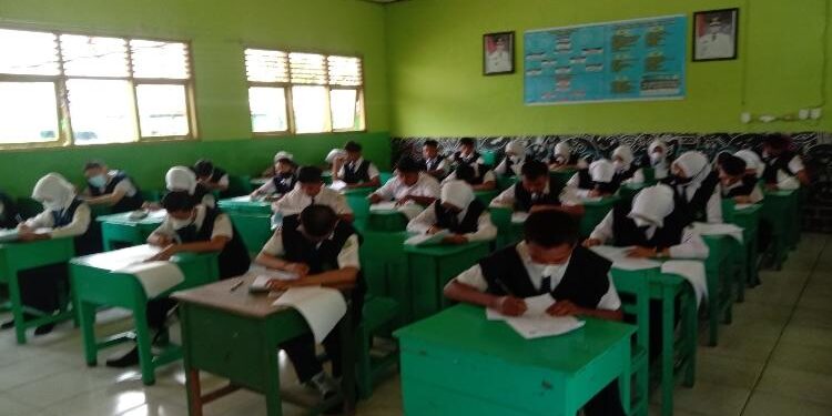 FOTO : DIAN TARESA/MATA KALTENG - Sejumlah pelajar di salah satu sekolah di Kota Sampit.