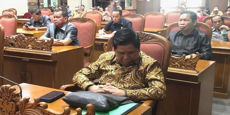 FOTO : DIAN TARESA/MATA KALTENG - Sejumlah anggota DPRD yang hadir dalam rapat paripurna.  Bahkan salah satu diantaranya tertidur saat rapat berlangsung