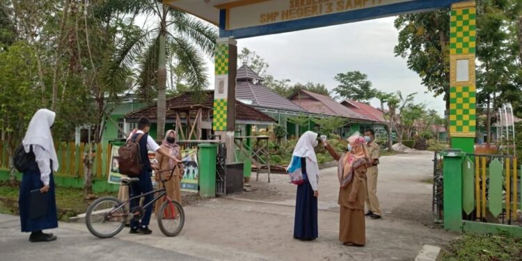 FOTO : Dok/MATA KALTENG - Suasana masuk sekolah di SMPN 3 Sampit.