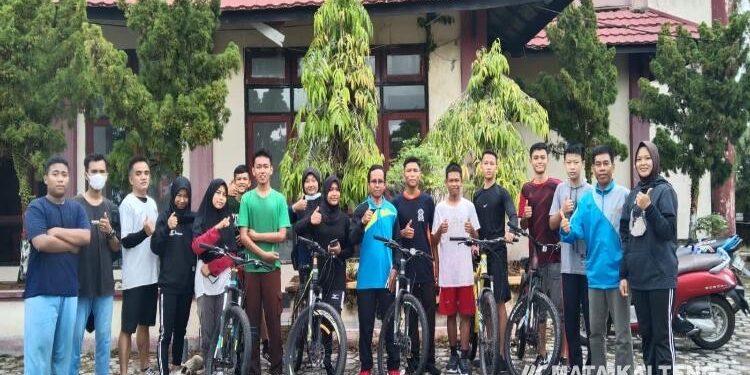 FOTO : SMAN 3 Sampit/MATA KALTENG - Sejumlah siswa SMAN 3 Sampit yang mengikuti olahraga sepeda gunung.