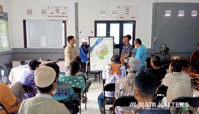 FOTO : WARGA/MATA KALTENG - Sosialisasi peta wilayah Desa Rawasari, Kecamatan Pulau Hanaut, Kotim. 