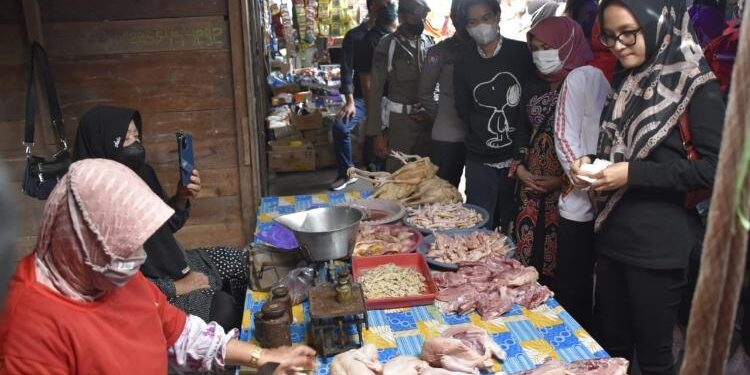 FOTO: IST/MATAKALTENG - Ketua TP-PKK Kalimantan Tengah, Ivo Sugianto Sabran beserta rombongan meninjau Pasar Beringin Buntok Kabupaten Barito Selatan.