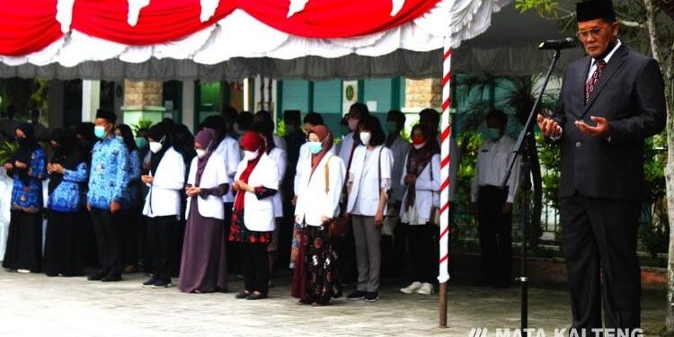 FOTO : Humas RSUD dr Murjani Sampit/MATAKALTENG- Pelaksanaan upacara pengibaran bendera merah putih oleh RSUD dr Murjani Sampit, Rabu 17 Agustus 2022.