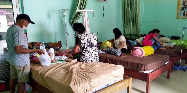 FOTO: IST/MATAKALTENG - Pasien Gastroenteritis saat ditangani di RSUD Puruk Cahu, Jumat 2 September 2022.