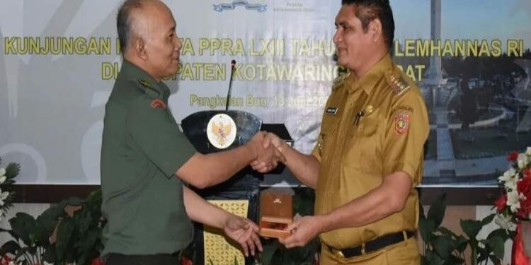 FOTO : IST/MATAKALTENG - Mayjen TNI Hayunadi menerima plakat dari Pemerintah Kabupaten yang diserahkan Pj Bupati Kobar, Rabu, 13 Juni 2022.