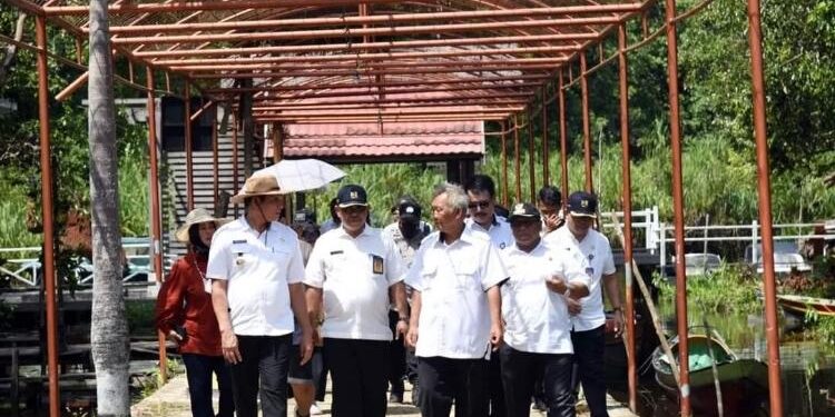 FOTO : IST//MATAKALTENG - Pj Bupati saat mengunjungi Desa Sekonyer Kecamatan Kumai, Kabupaten Kobar, Rabu 22 Juni 2022.