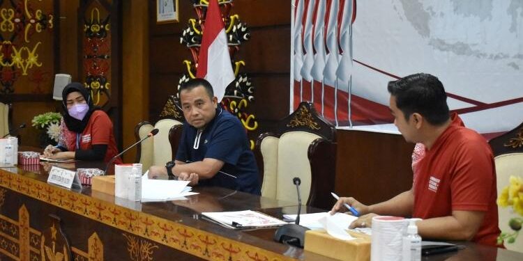 FOTO: IST/MATAKALTENG - Asisten Administrasi Umum Sri Suwanto saat memimpin Rapat Evaluasi Persiapan Kegiatan Rakor Penyelenggaraan Pemerintahan Desa Provinsi Kalteng Tahun 2022.