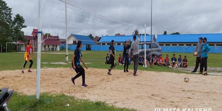 FOTO : PBVSI GUNUNG MAS/MATA KALTENG - Tim pelatih melakukan latihan sekaligus seleksi atlet bola voli pelajar putri, Jumat, 9 September 2022.