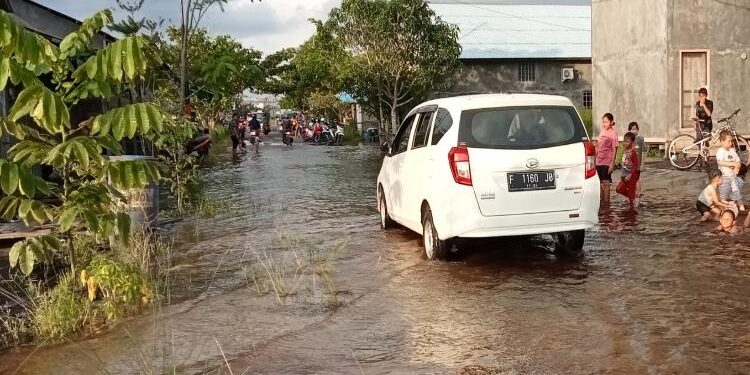 FOTO : Akh/MATAKALTENG - Debit sungai Jelai yang terus meningkat menyebabkan beberapa rumah terendam.