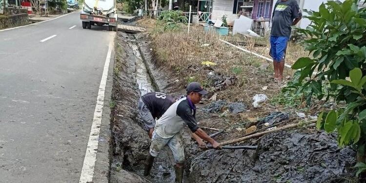 FOTO: ZON/MATAKALTENG - Proses pembersihan saluran drainase di Simpang Pulo Basan, Jalan Ahmad Yani Kota Puruk Cahu yang dilakukan oleh Dinas PUPR Murung Raya, Senin 19 September 2022.