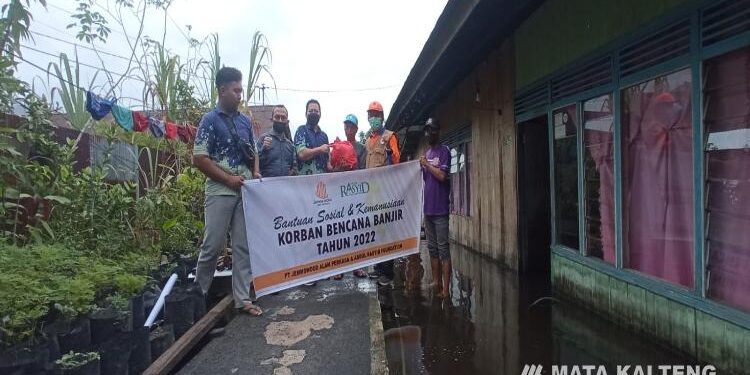 FOTO : MATAKALTENG - Warga Kelurahan Mendawai terdampak banjir menerima bantuan paket sembako dari PT SSMS Tbk - CBI Group dan PT Jemms Wood Alam Semesta, Jumat 23 September 2022.