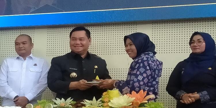FOTO: AGUS/MATA KALTENG- Ketua Umum PWI Kotim, Siti Fauziah, saat penyerahan Potongan Umpet pada perayaan HUT PWI Kotim ke 30 tahun di Rujab, Kamis 1 Agustus 2022.