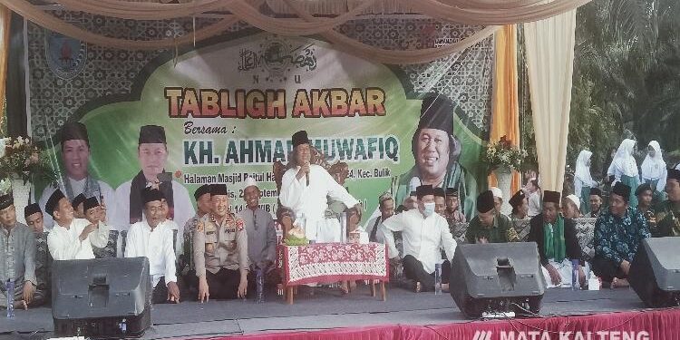 FOTO: BINTANG/MATAKALTENG -
Pengajian Akbar bersama Gus Muwafiq di Kabupaten Lamandau.