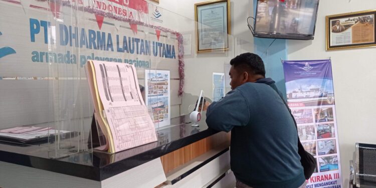 FOTO : DOK DEVIANA/MATAKALTENG - Warga saat membeli tiket kapal di DLU Cabang Sampit