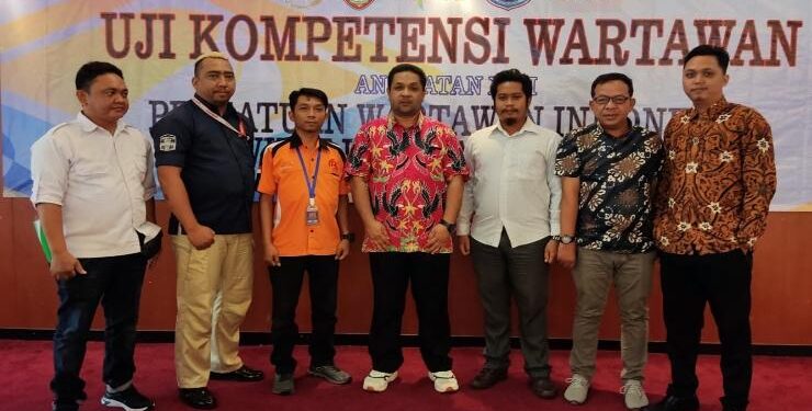 FOTO : IST/MATAKALTENG - Ketua PWI Kalteng M Haris Sadikin (tengah) saat berfoto bersama wartawan usai melakukan Uji Kompetensi Wartawan (UKW)