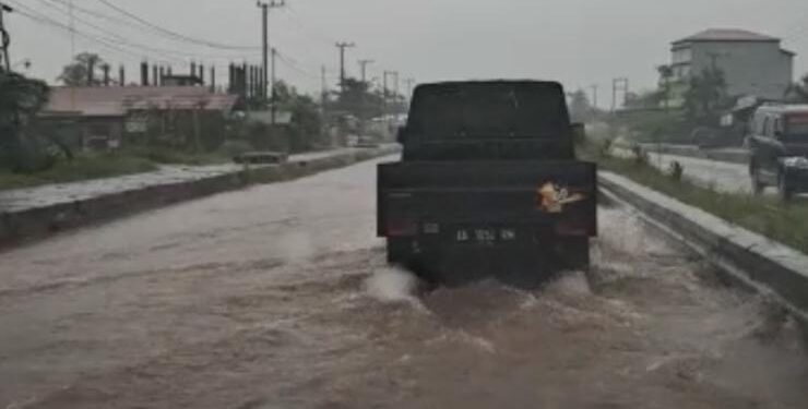 FOTO : Warga/MATA KALTENG - Banjir di ruas jalan Cilik Riwut, Sampit, Kabupaten Kotim, Minggu 4 September 2022.