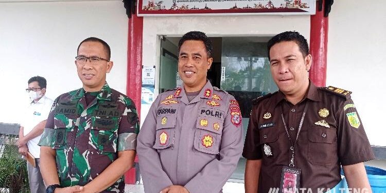 FOTO : DEVIANA/MATAKALTENG - Kapolres Kotim AKBP Sarpani (tengah) didampingi Dandim 1015 Sampit dan Kepala Pengadilan Negeri Sampit, Senin 5 September 2022.