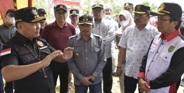 FOTO : MMC/MATAKALTENG - Gubernur saat mengunjungi salah satu titik calon lokasi pembangunan Universitas Barito Raya yang berada di Kecamatan Dusun Tengah Kabupaten Barito Timur.