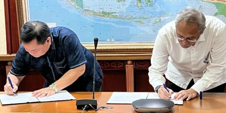 FOTO : HUMAS/MATAKALTENG - Bupati Kotim Halikinnor bersama pihak Ditjen Binalavotas menandatangani naskah perjanjian hibah daerah dan berita acara serah terima, Rabu 7 September 2022.