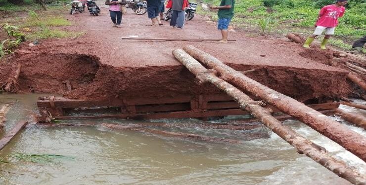 FOTO : STAF AHLI BUPATI/MATA KALTENG - Kondisi banjir yang membuat jembatan putus di Sungai Babi, Kecamatan Parenggean.