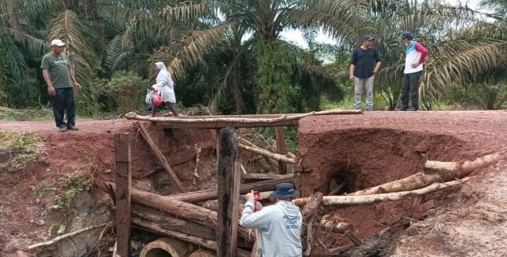 FOTO : STAF AHLI/MATA KALTENG - Proses perbaikan jembatan di Sei Babi, Kecamatan Parenggean, Kabupaten Kotim, Jumat 9 September 2022.