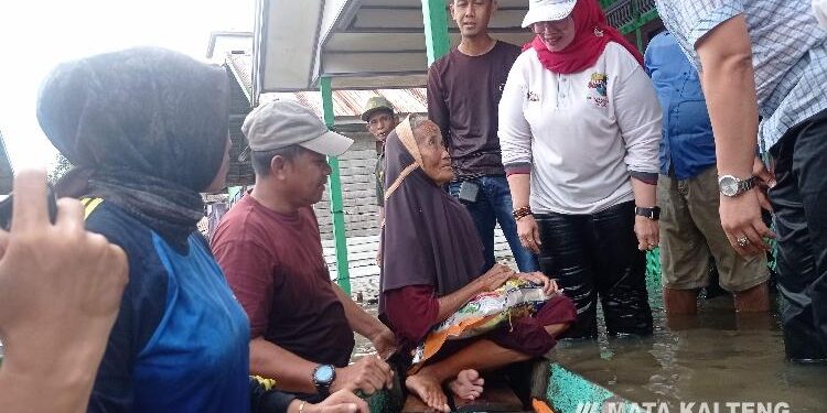 FOTO : DEVIANA/MATAKALTENG - Seorang lansia di RT 1 Desa Kabuau menerima bantuan dari Pemkab Kotim, Minggu 11 September 2022.