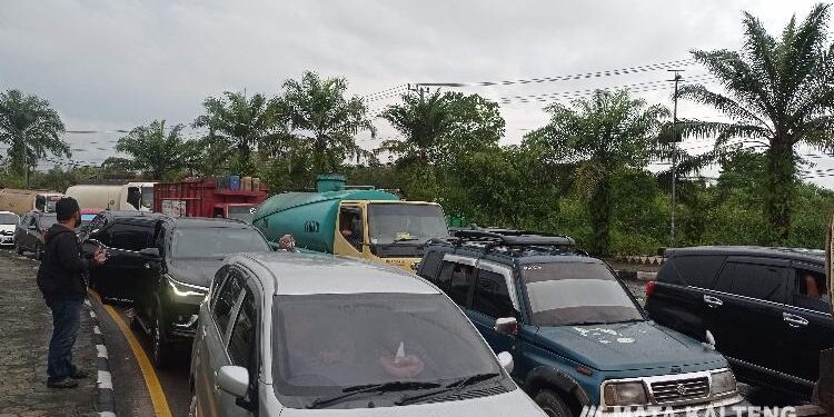FOTO : DEVIANA/MATAKALTENG - Kemacetan yang terjadi di Jalan Jenderal Sudirman Sampit, Selasa 13 September 2022.