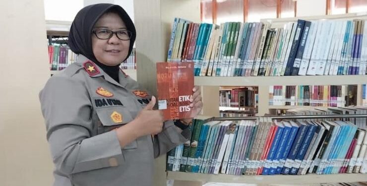 FOTO : Dispursip/MATAKALTENG - Wakapolda Kalimantan Tengah Brigjen Pol Ida Oetari mengunjungi perpustakaan daerah, dalam rangka peringatan Hari Kunjung Perpustakaan.