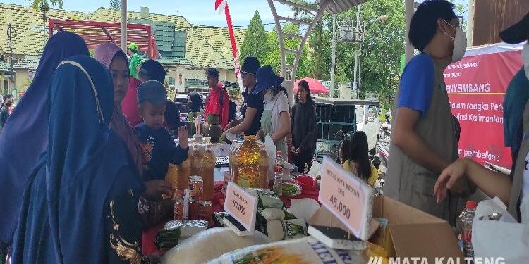 FOTO: OLIVIA/MATAKALTENG - Kegiatan Pasar Murah dan Pasar Penyeimbang yang dilaksanakan serentak di 14 Kabupaten/Kota se Kalteng. 