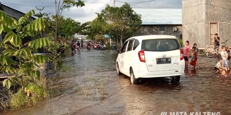 FOTO: AKH/MAKA - Banjir yang merendam sejumlah rumah warga.