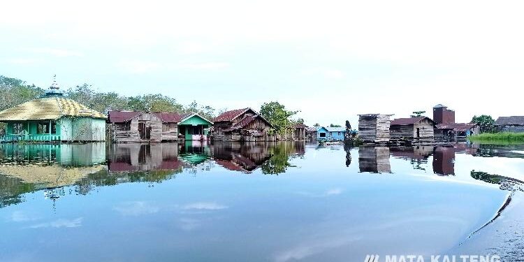 FOTO : DEVIANA/MATAKALTENG - Kondisi Dusun Muara Ubar yang berada di bantaran sungai, Selasa 20 September 2022.