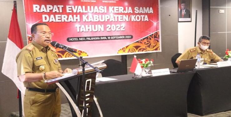 FOTO : OLIVIA/MATAKALTENG - Sekretaris Daerah Provinsi Kalimantan Tengah, Nuryakin saat membuka Rapat Evaluasi Kerja Sama Daerah Kabupaten/Kota Tahun 2022.