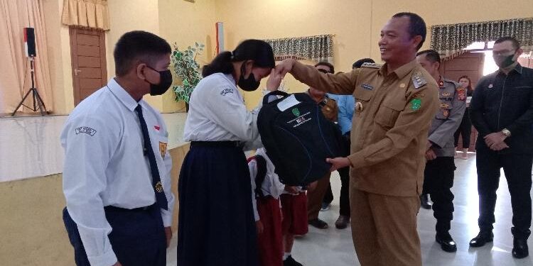 FOTO : AKH/MATAKALTENG - Bupati Sukamara Windu Subagio menyerahkan bantuan paket tas dan seragam sekolah.