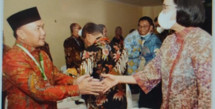 FOTO : HUMAS/MATAKALTENG - Gubernur Kalteng Sugianto Sabran bersalaman dengan Menteri Keuangan RI Sri Mulyani saat menghadiri Rakenas di Jakarta, Kamis 22 September 2022.