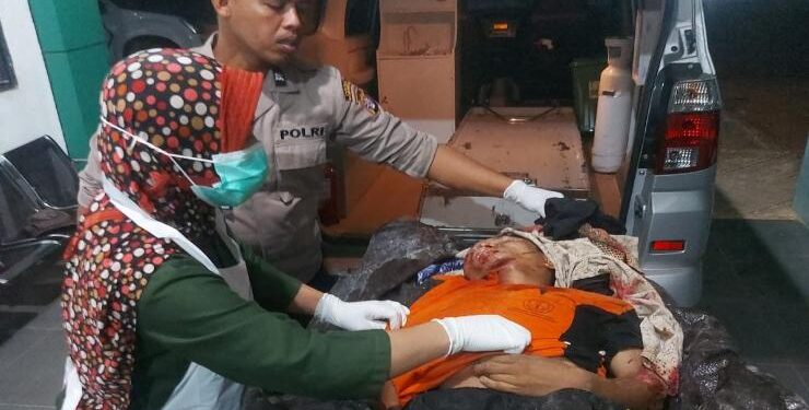 FOTO : POLISI/MATA KALTENG - Pengendara yang tewas saat dibawa ke Puskesmas Pundu, Kecamatan Cempaga Hulu, Kabupaten Kotim, Jumat, 23 September 2022.
