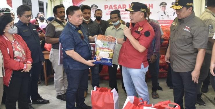 FOTO : IST/MATAKALTENG - Bupati Kotim Halikinnor secara simbolis menerima paket sembako dari Gubernur Kalteng Sugianto Sabran untuk dibagikan secara gratis, Minggu 25 September 2022.