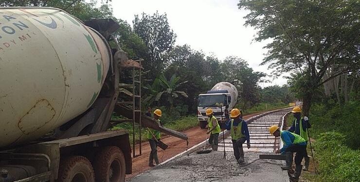 FOTO : AGUS/MATA KALTENG - Proses perbaikan Jalan Poros Tanah Mas, Kelurahan Tanah Mas, Kecamatan Baamang, Kabupaten Kotim, Selasa, 27 September 2022.
